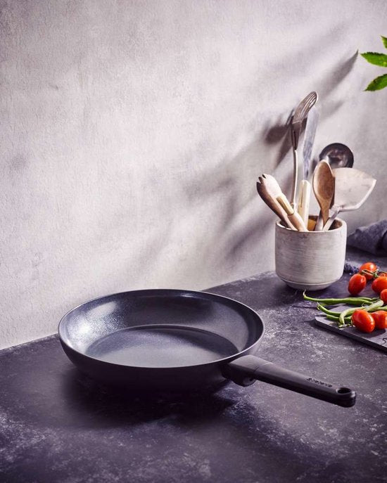 Brabantia VANTA Koekenpan - Ø 24 cm - Ergonomisch en licht - 100% PFAS vrij- Trendy design - 100% gerecycleerd aluminium