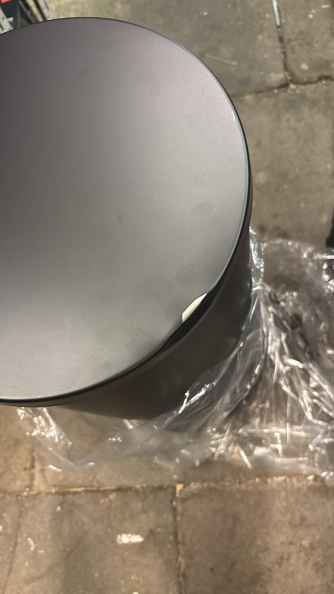 V-Part - Pedaalemmer 30 liter - Steel - zwart - Prullenbak LET OP! LAK ER EEN STUKJE AF