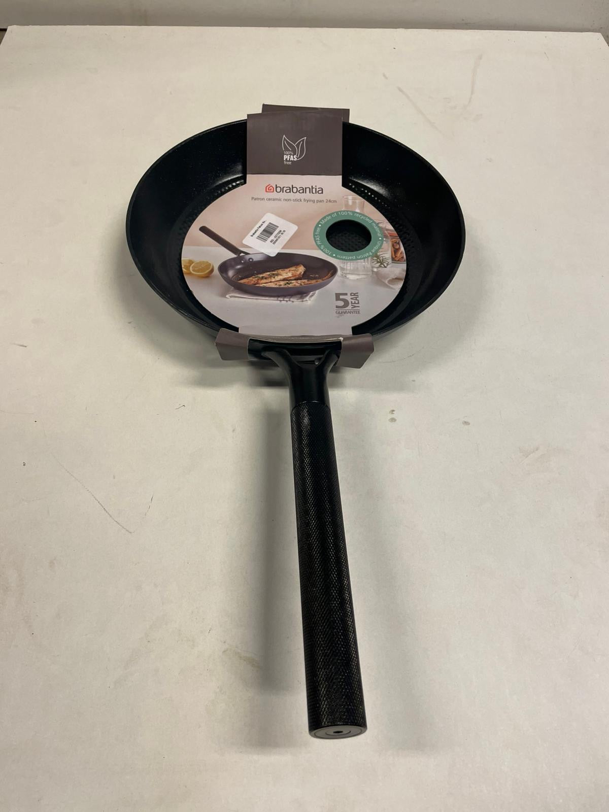 Brabantia Patron Koekenpan Non-Stick - Ø 24 cm –100% PFAS-Vrije Antiaanbaklaag –luxe Design Alu handgreep -Geschikt voor Inductie - 100% Gerecycled geperst ijzer– Zwart