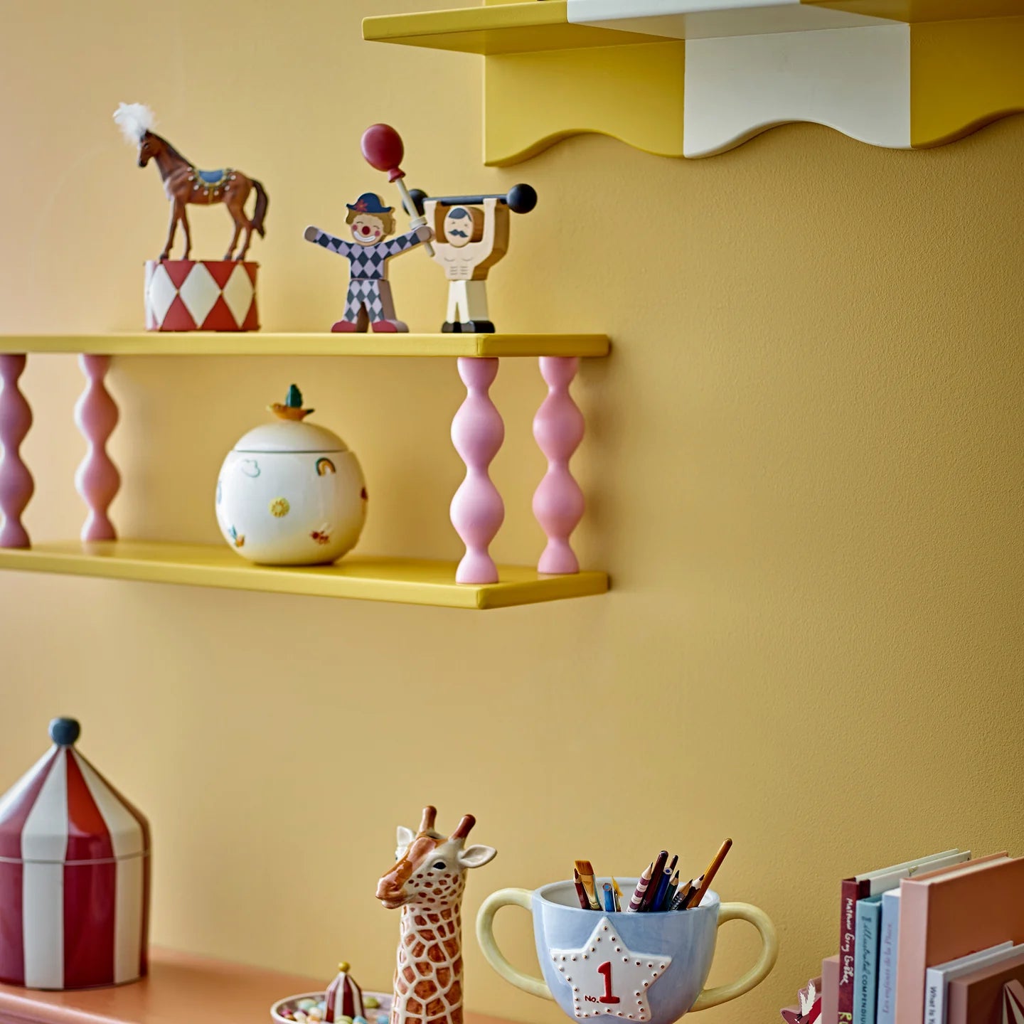 Bloomingville Wandplank Bibiola Geel