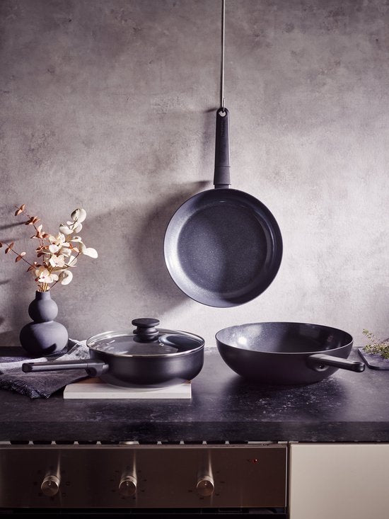 Brabantia NERO Wokpan - Ø 30 cm - 100% PFAS vrij- 100% Gerecycleerd - Geschikt voor inductie Tweede kans