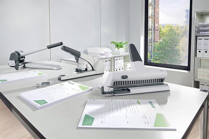 Leitz 23-Gaats Perforator - Perforeert tot 15 Vel - Voor Mappen En Ringbanden - Zilver