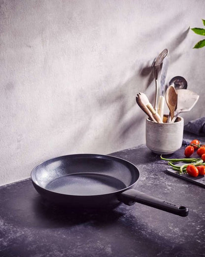 Brabantia VANTA Koekenpan - Ø 24 cm - Ergonomisch en licht - 100% PFAS vrij- Trendy design - 100% gerecycleerd aluminium
