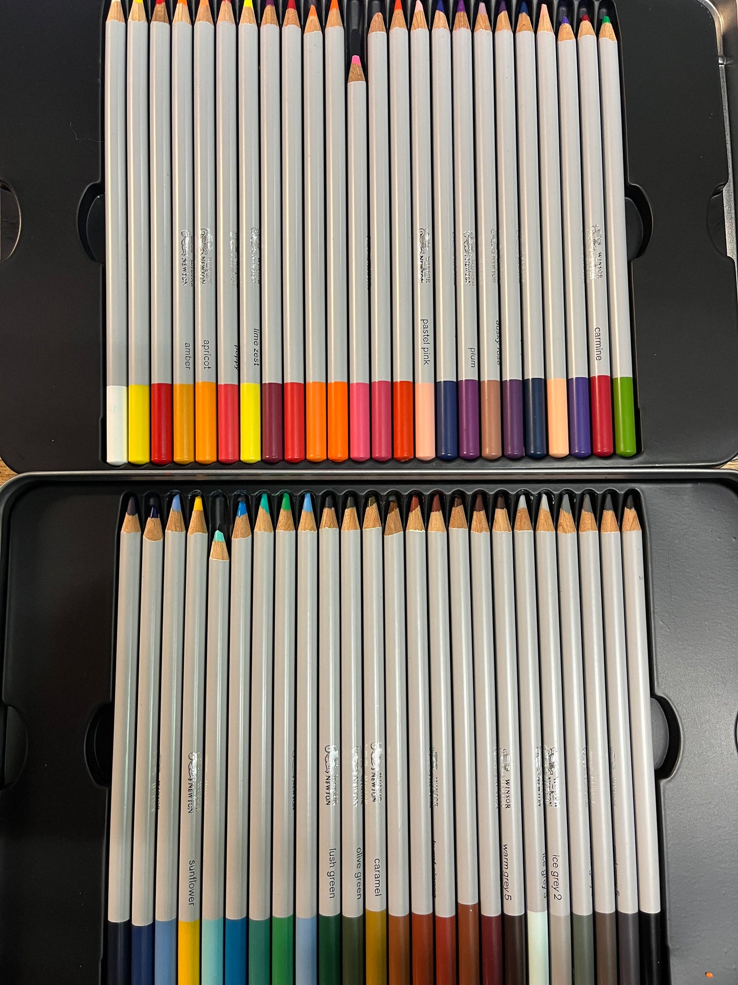 Winsor & Newton 0490014 Studio Collection Kleurpotloden Set 48 stuks – Dikcores Wax-Based Tekenpotloden in Metalen Blik